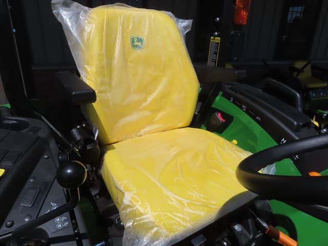 Image of John Deere 2032R equipment image 3