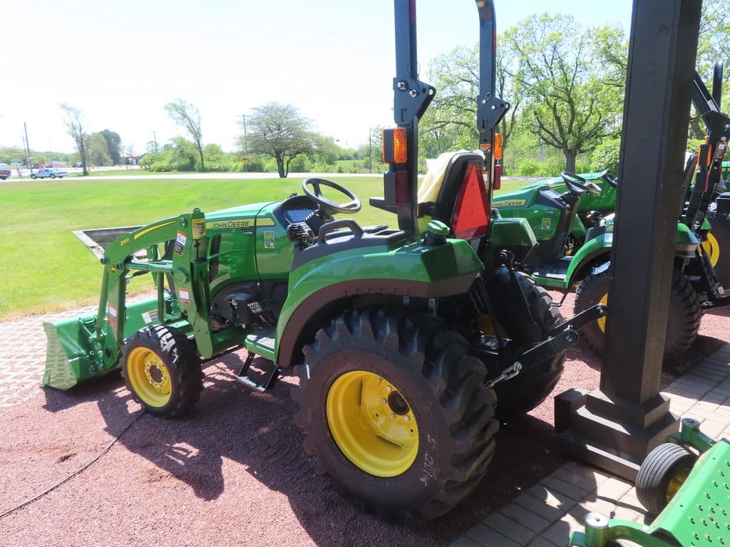 Image of John Deere 2032R Image 1
