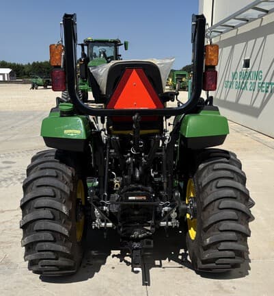 Image of John Deere 2032R equipment image 3
