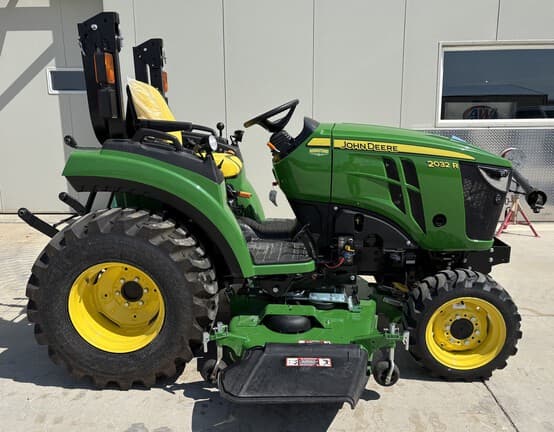 Image of John Deere 2032R equipment image 1