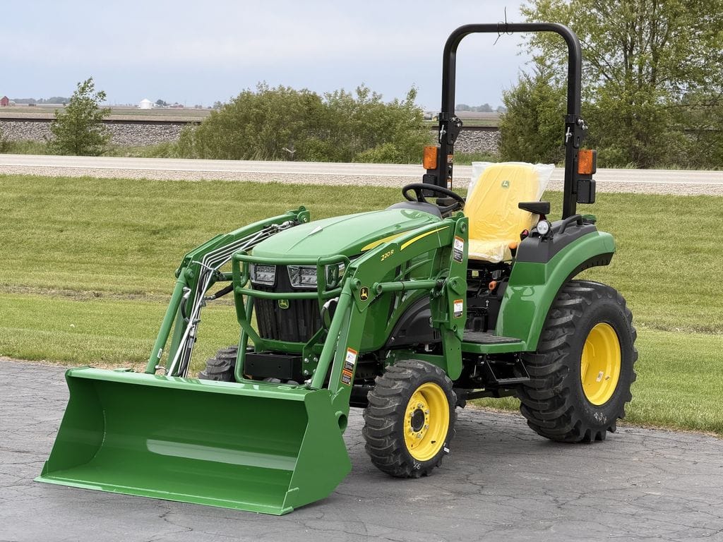 2026 John Deere 2032R Equipment Image0