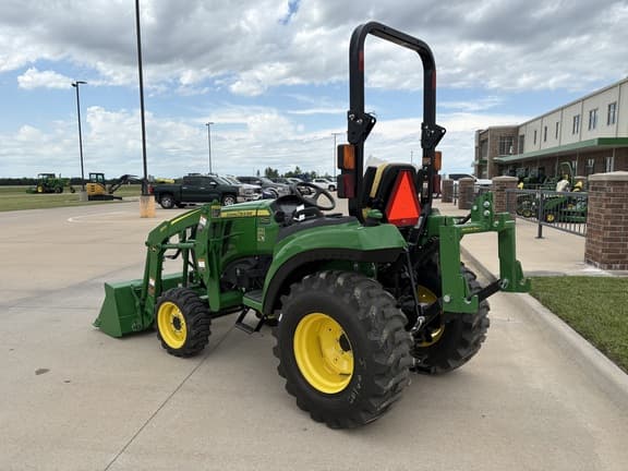 Image of John Deere 2032R equipment image 2