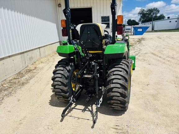 Image of John Deere 2032R equipment image 4