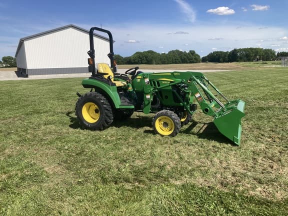 Image of John Deere 2032R equipment image 3