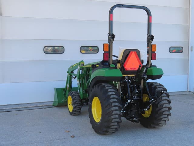 Image of John Deere 2032R equipment image 3