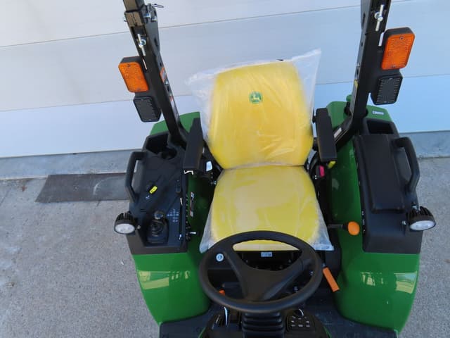 Image of John Deere 2032R equipment image 2