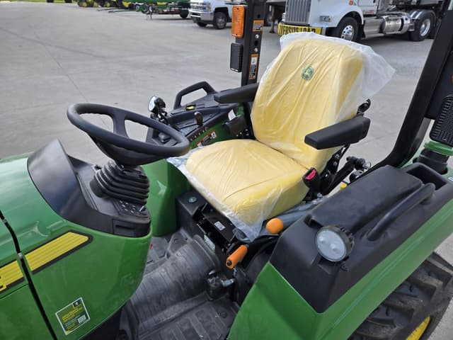 Image of John Deere 2032R equipment image 4