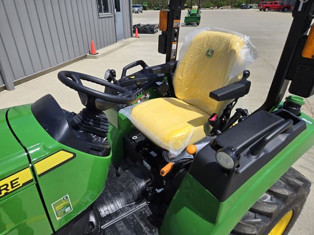 Image of John Deere 2032R equipment image 1