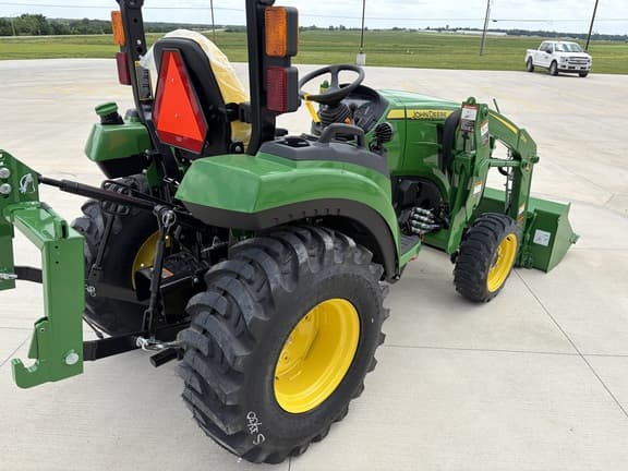 Image of John Deere 2032R equipment image 4