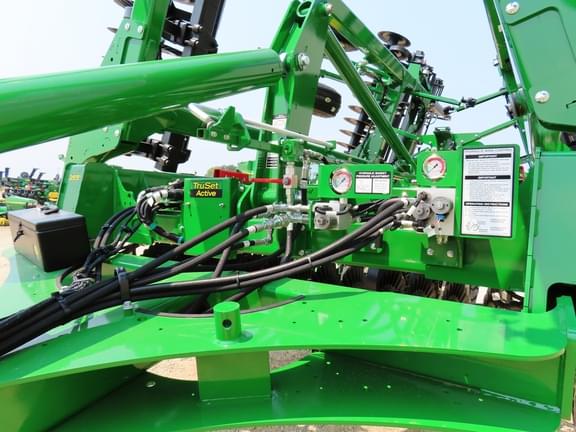 Image of John Deere 2660VT equipment image 4