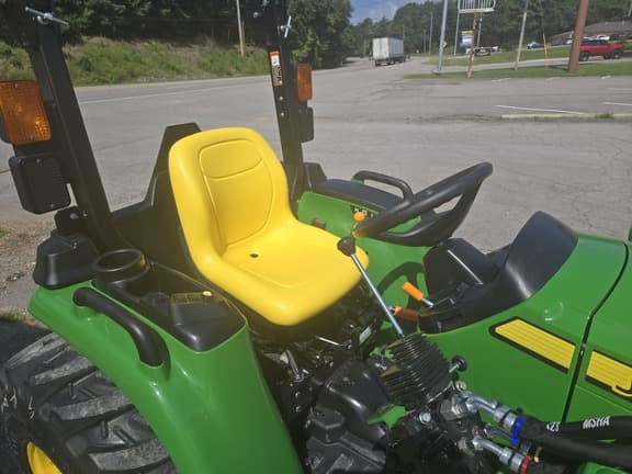 Image of John Deere 3025E equipment image 2