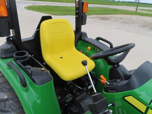 Image of John Deere 3025E equipment image 4