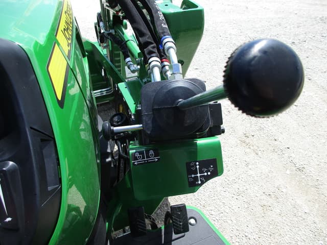 Image of John Deere 3025E equipment image 4