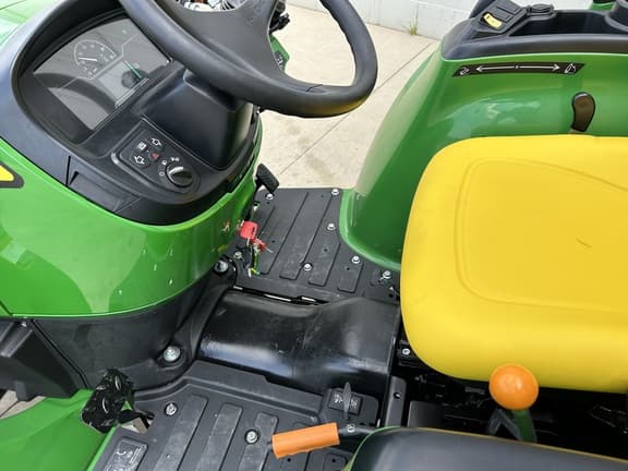 Image of John Deere 3025E equipment image 4