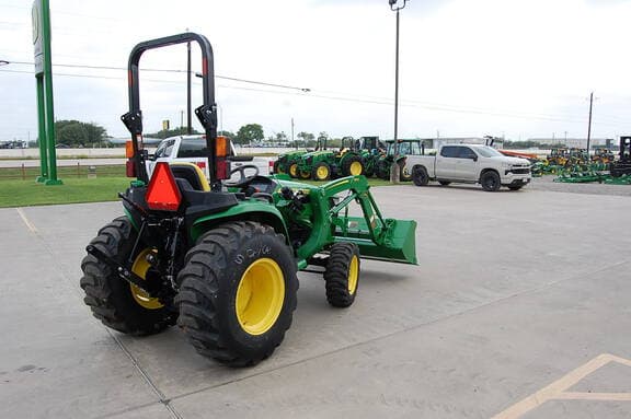 Image of John Deere 3032E equipment image 4