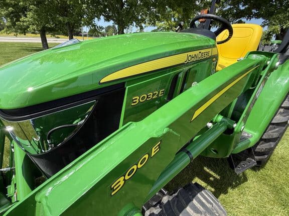 Image of John Deere 3032E equipment image 3