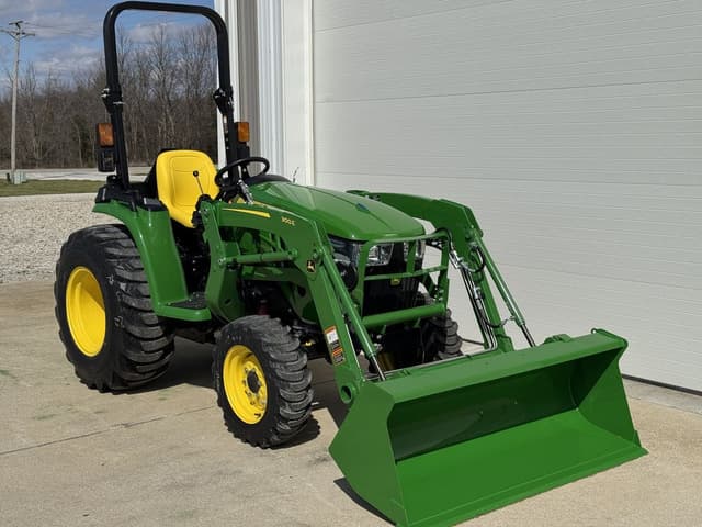 Image of John Deere 3032E equipment image 2