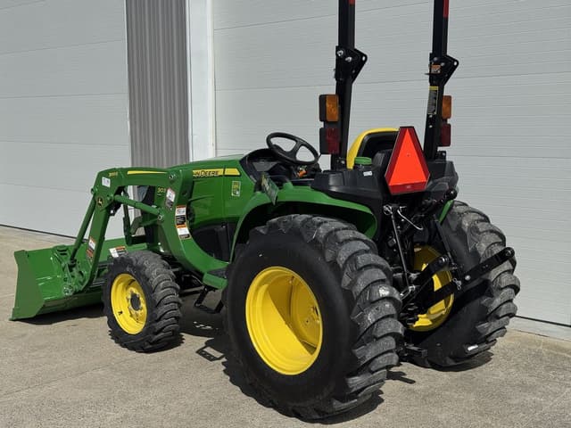 Image of John Deere 3032E equipment image 4