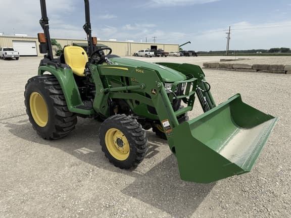 Image of John Deere 3032E equipment image 1
