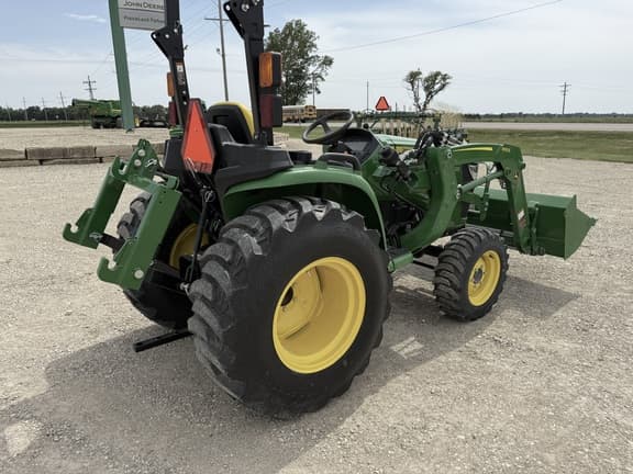 Image of John Deere 3032E equipment image 4
