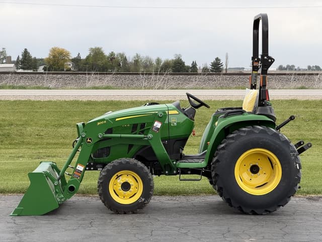 Image of John Deere 3032E equipment image 2
