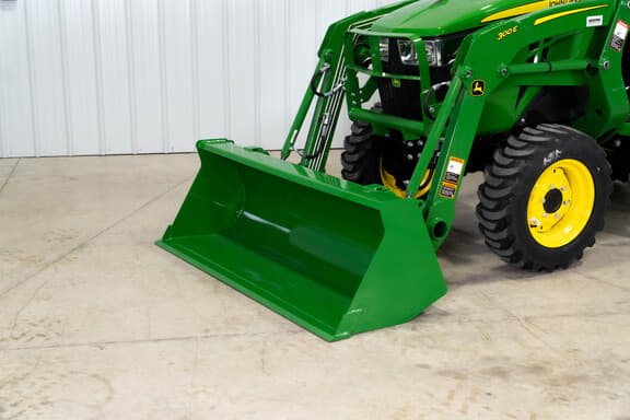 Image of John Deere 3032E equipment image 4