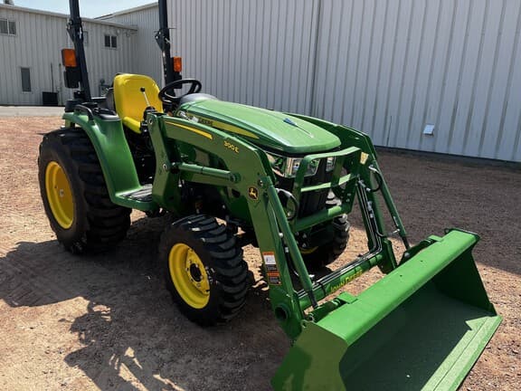 Image of John Deere 3032E equipment image 2