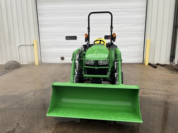 Image of John Deere 3032E equipment image 4