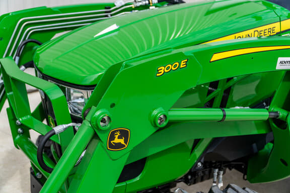 Image of John Deere 3032E equipment image 4