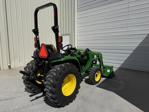 Image of John Deere 3032E equipment image 4