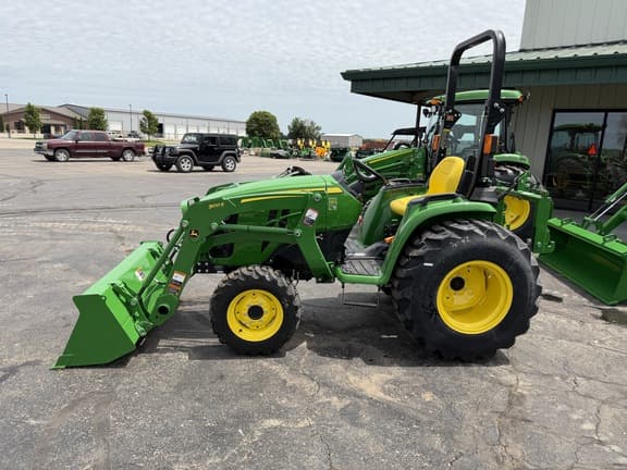 Image of John Deere 3032E equipment image 4