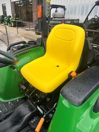 Image of John Deere 3032E equipment image 4