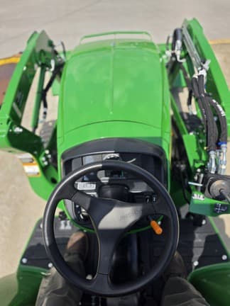 Image of John Deere 3032E equipment image 4