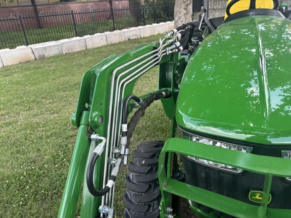 Image of John Deere 3032E equipment image 4
