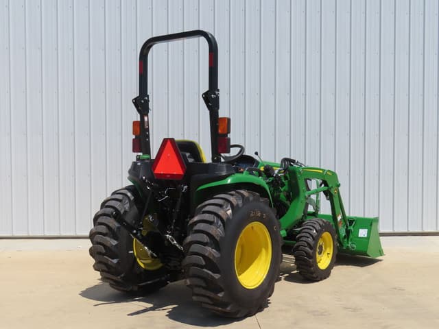 Image of John Deere 3032E equipment image 2