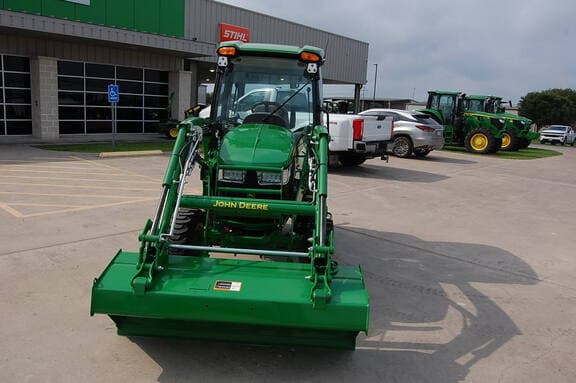 Image of John Deere 3033R equipment image 2