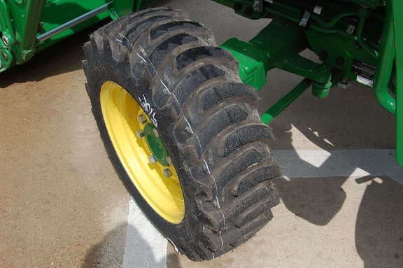Image of John Deere 3033R equipment image 2