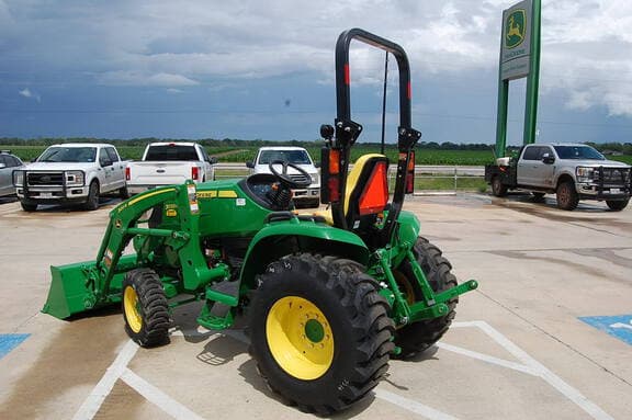 Image of John Deere 3033R equipment image 1