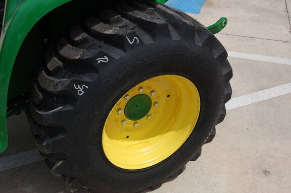 Image of John Deere 3033R equipment image 3