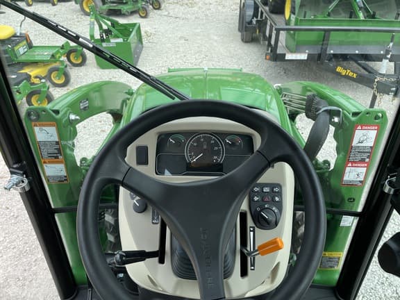 Image of John Deere 3033R equipment image 4