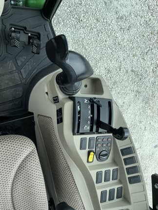 Image of John Deere 3033R equipment image 1