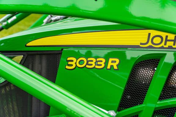 Image of John Deere 3033R equipment image 4