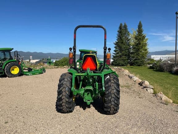 Image of John Deere 3033R equipment image 3