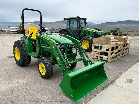 Image of John Deere 3033R equipment image 4