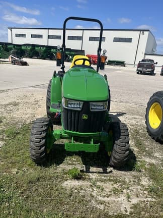 Image of John Deere 3033R equipment image 3