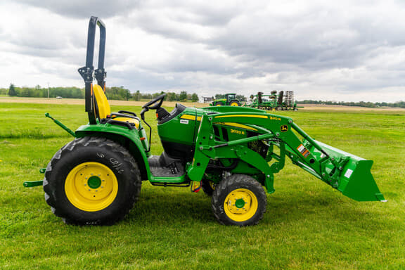 Image of John Deere 3033R equipment image 1