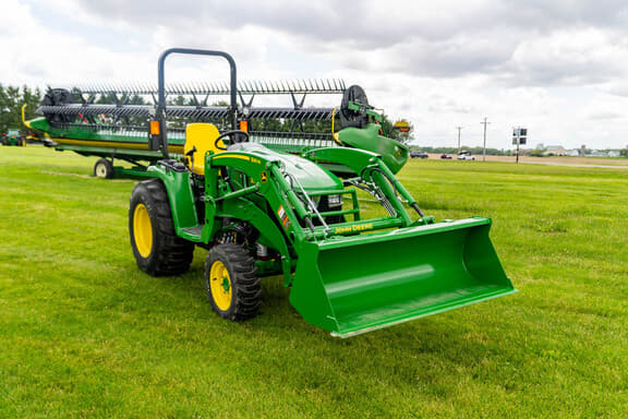 Image of John Deere 3033R equipment image 3
