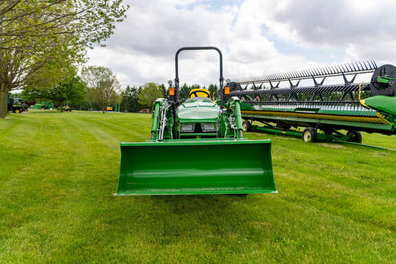Image of John Deere 3033R equipment image 4