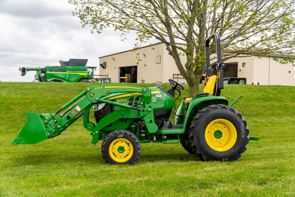 Image of John Deere 3033R equipment image 2