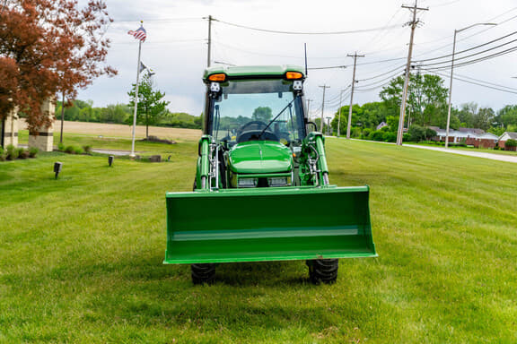 Image of John Deere 3033R equipment image 4